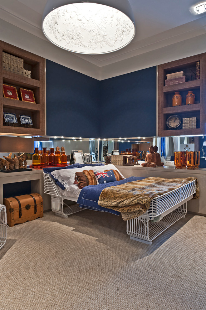 Foto di una camera da letto contemporanea con pareti blu e moquette