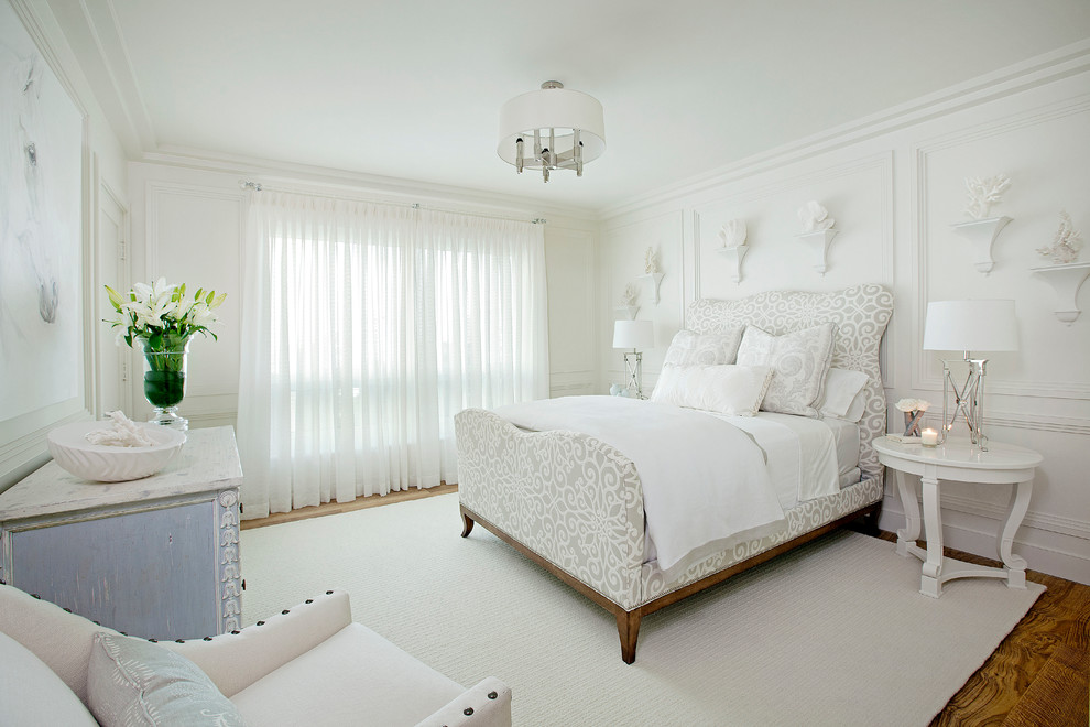 Foto di una camera degli ospiti chic di medie dimensioni con pareti bianche, pavimento in legno massello medio, nessun camino e pavimento marrone