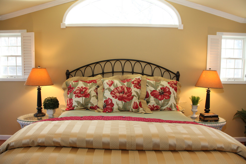 Источник вдохновения для домашнего уюта: хозяйская спальня среднего размера в классическом стиле с желтыми стенами и светлым паркетным полом