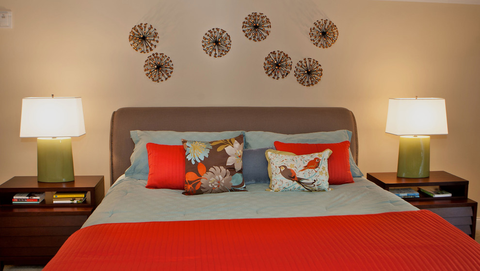 Modelo de dormitorio principal actual de tamaño medio con paredes beige
