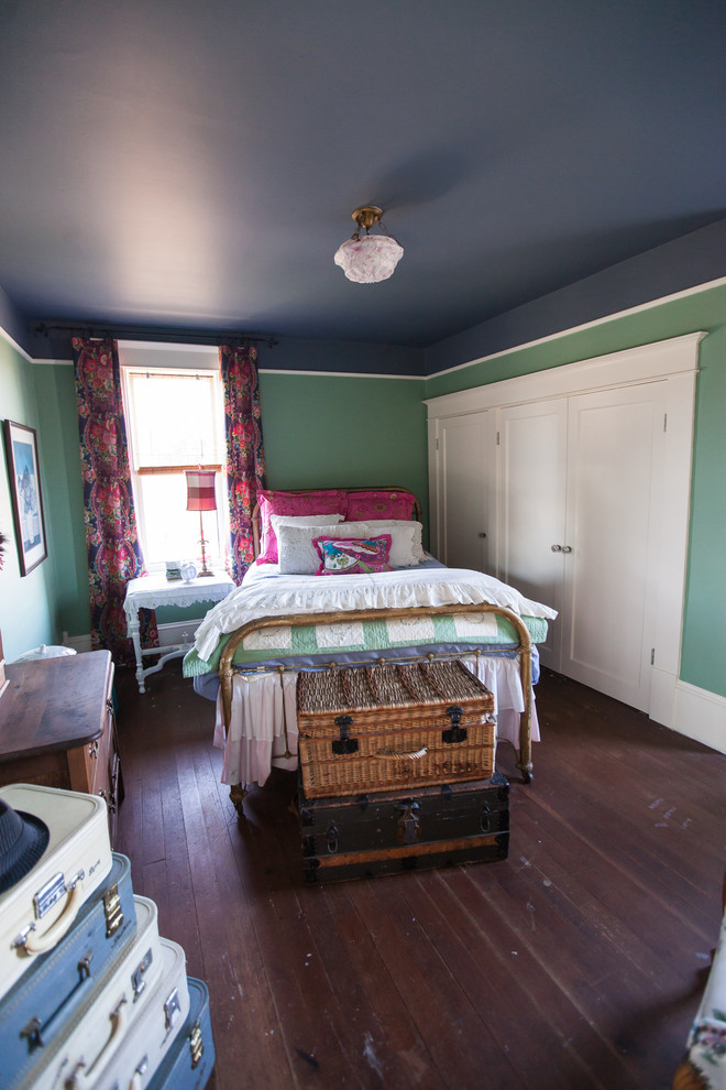 Источник вдохновения для домашнего уюта: гостевая спальня среднего размера, (комната для гостей) в стиле фьюжн с зелеными стенами, темным паркетным полом и коричневым полом без камина