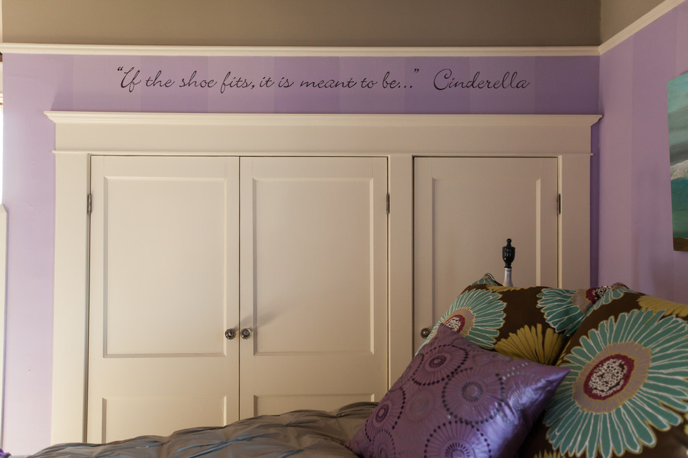 Стильный дизайн: гостевая спальня среднего размера, (комната для гостей) в стиле фьюжн с фиолетовыми стенами, деревянным полом и разноцветным полом без камина - последний тренд