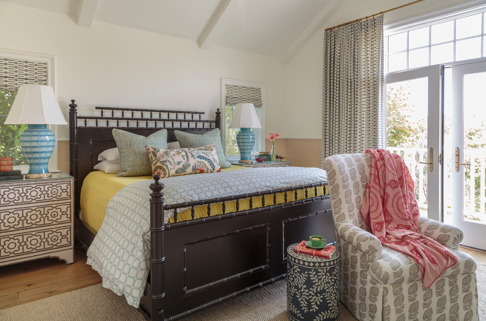 Foto de dormitorio principal campestre grande con suelo de madera clara, paredes multicolor y suelo beige