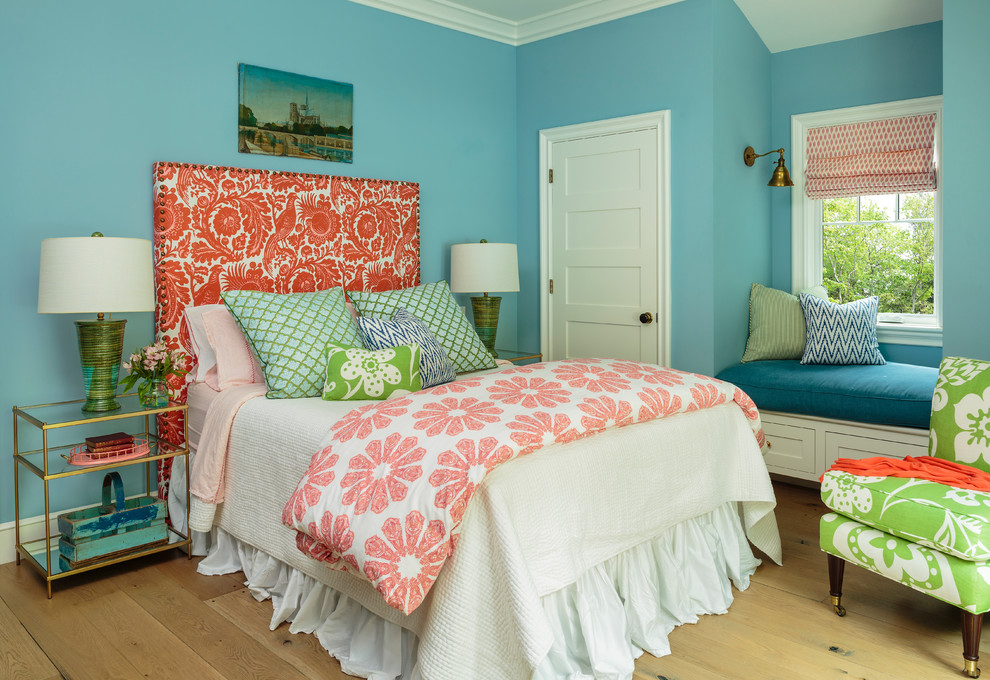 Diseño de habitación de invitados de estilo de casa de campo de tamaño medio con paredes azules, suelo de madera clara y suelo beige