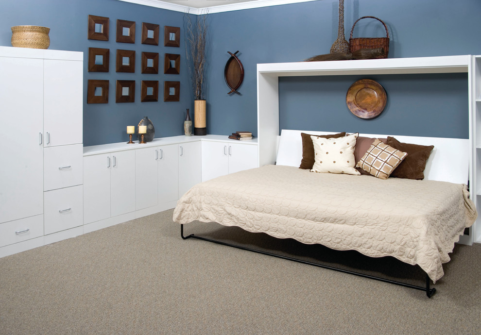 Aménagement d'une petite chambre classique avec un mur bleu et un sol beige.
