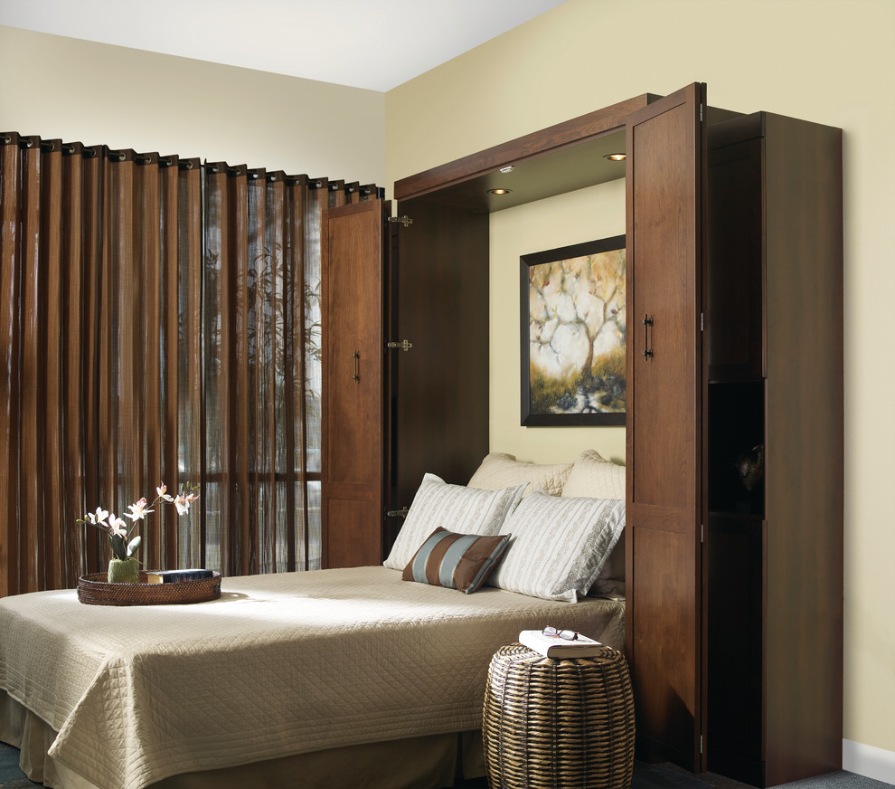 Свежая идея для дизайна: маленькая гостевая спальня (комната для гостей) в классическом стиле с бежевыми стенами, ковровым покрытием и синим полом для на участке и в саду - отличное фото интерьера