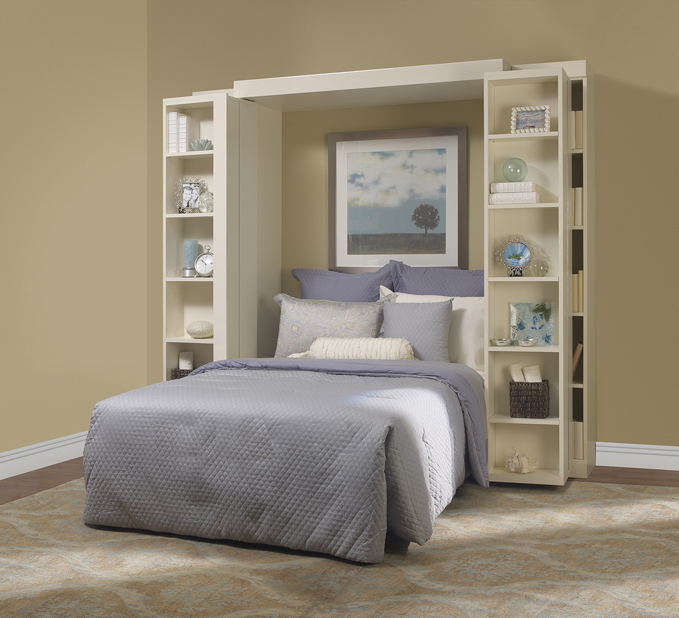 Imagen de habitación de invitados tradicional de tamaño medio con paredes beige y suelo de madera en tonos medios