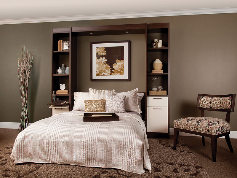 Diseño de habitación de invitados actual de tamaño medio con paredes beige, moqueta y suelo marrón