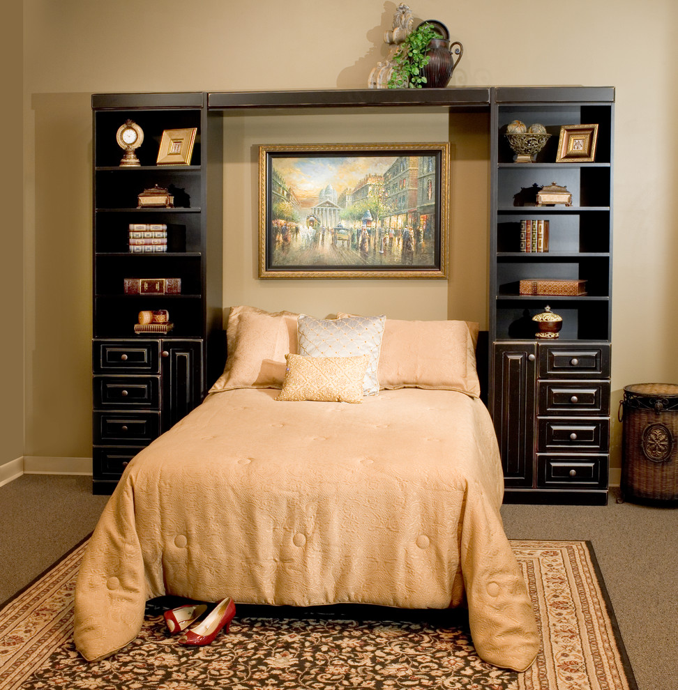 Foto de habitación de invitados tradicional de tamaño medio con paredes beige, moqueta y suelo beige