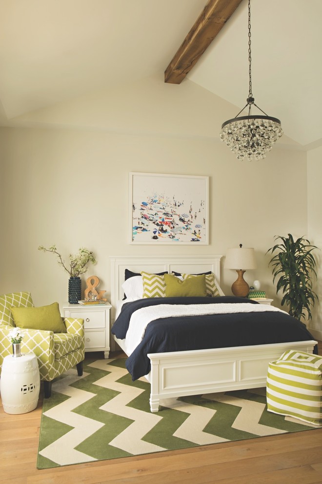 ロサンゼルスにある中くらいなコンテンポラリースタイルのおしゃれな主寝室 (白い壁、無垢フローリング、暖炉なし)
