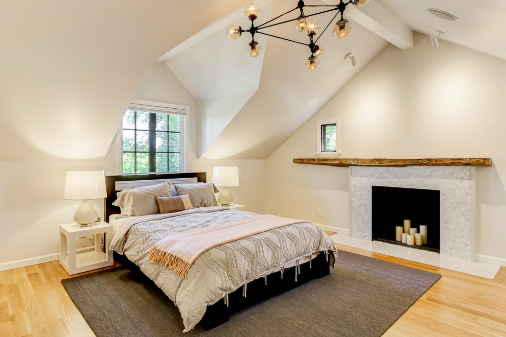 Diseño de dormitorio principal clásico renovado de tamaño medio con paredes beige, suelo de madera en tonos medios, todas las chimeneas y marco de chimenea de baldosas y/o azulejos
