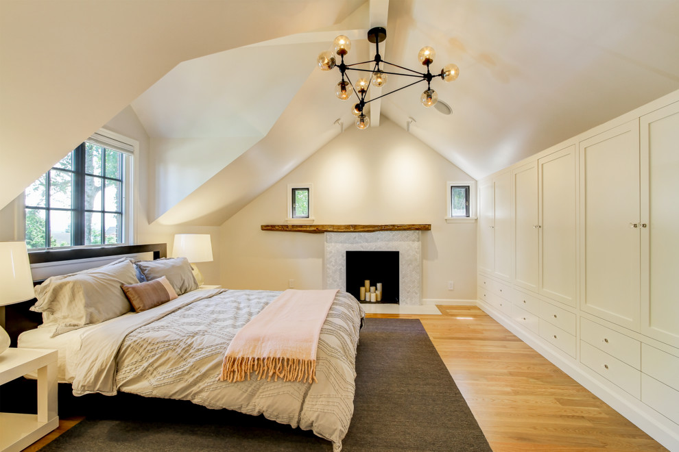 シアトルにある中くらいなトランジショナルスタイルのおしゃれな主寝室 (ベージュの壁、無垢フローリング、標準型暖炉、タイルの暖炉まわり、茶色い床、グレーとブラウン) のレイアウト