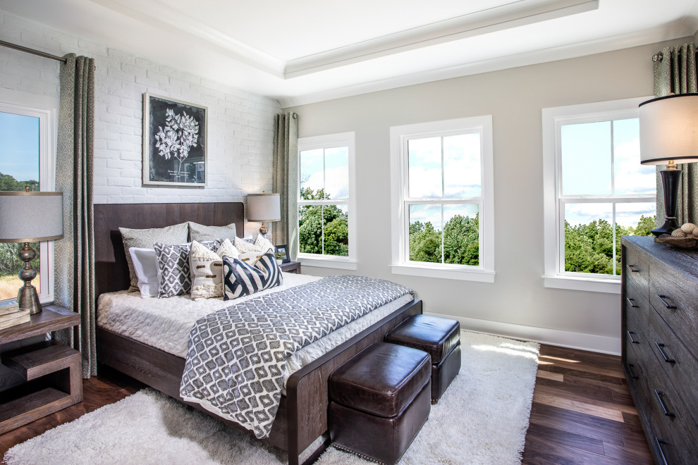 Klassisches Schlafzimmer mit grauer Wandfarbe, dunklem Holzboden, braunem Boden, eingelassener Decke und Ziegelwänden in Atlanta