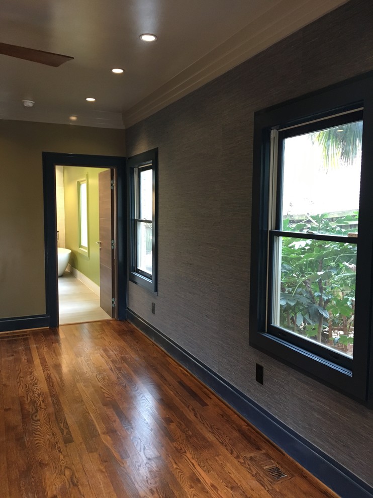 Mittelgroßes Modernes Hauptschlafzimmer ohne Kamin mit grauer Wandfarbe und braunem Holzboden in Atlanta