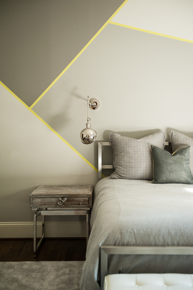 Esempio di una camera da letto contemporanea con pareti grigie, parquet scuro e pavimento marrone
