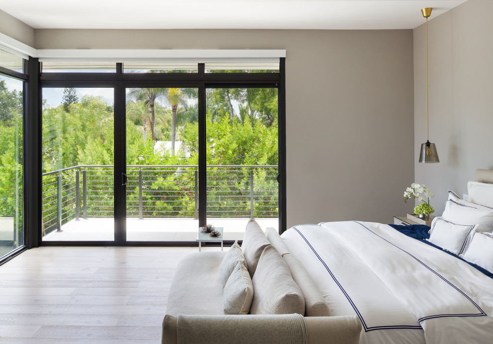 Großes Modernes Hauptschlafzimmer mit beiger Wandfarbe, Kalkstein und beigem Boden in Miami