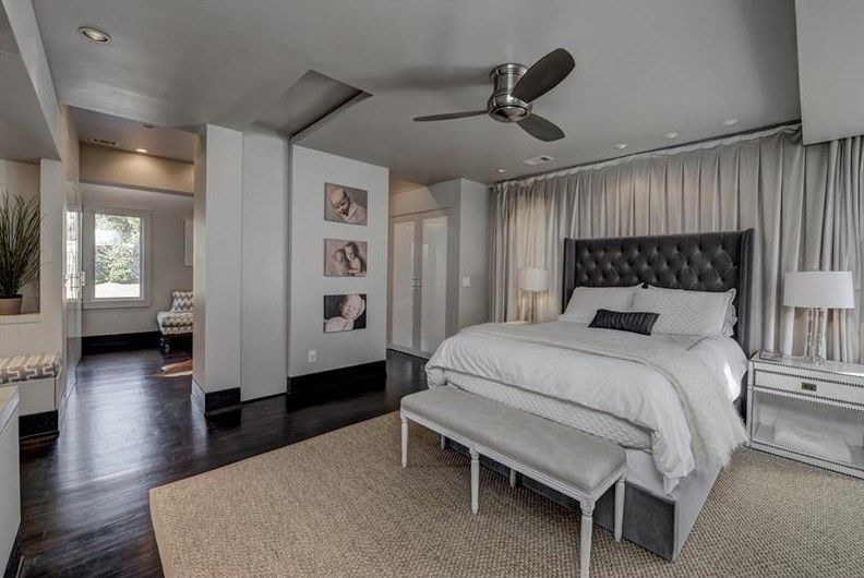 Идея дизайна: хозяйская спальня среднего размера в современном стиле с серыми стенами и темным паркетным полом без камина