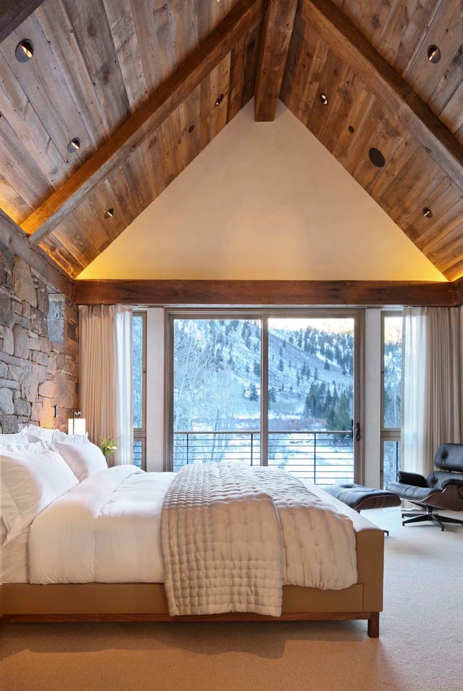 На фото: спальня в стиле рустика с белыми стенами и ковровым покрытием с
