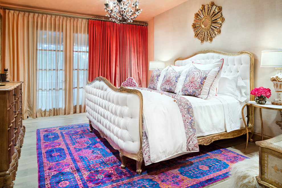 Großes Mediterranes Schlafzimmer mit bunten Wänden und gebeiztem Holzboden in Houston
