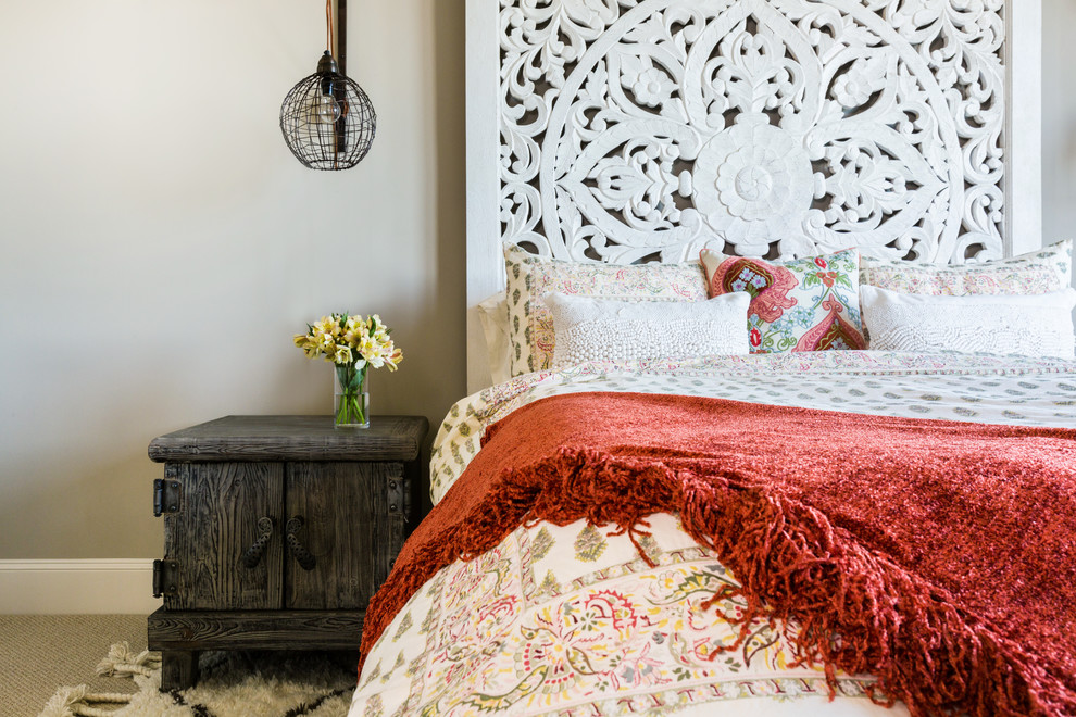 Imagen de habitación de invitados mediterránea con paredes beige y moqueta
