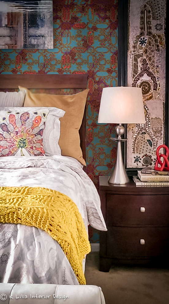 Imagen de dormitorio principal bohemio de tamaño medio sin chimenea con paredes multicolor, moqueta y suelo beige