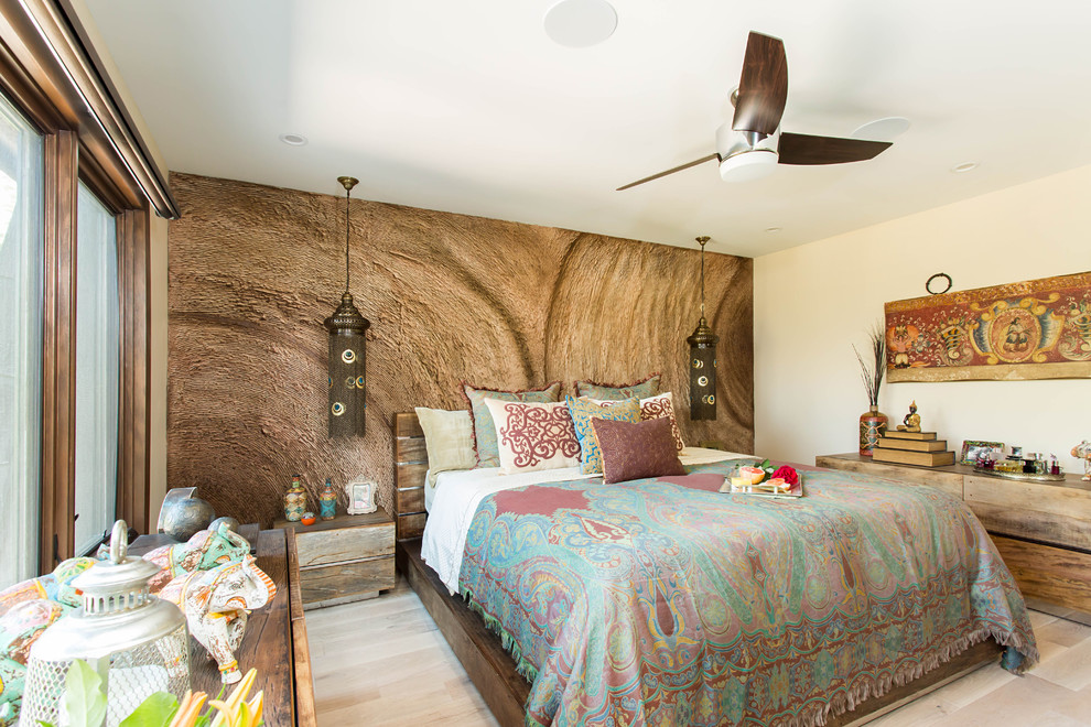 Ejemplo de dormitorio principal mediterráneo de tamaño medio con paredes beige, suelo de madera clara y suelo beige