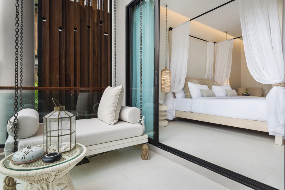Mittelgroßes Modernes Hauptschlafzimmer mit weißer Wandfarbe, Porzellan-Bodenfliesen und weißem Boden in Sonstige
