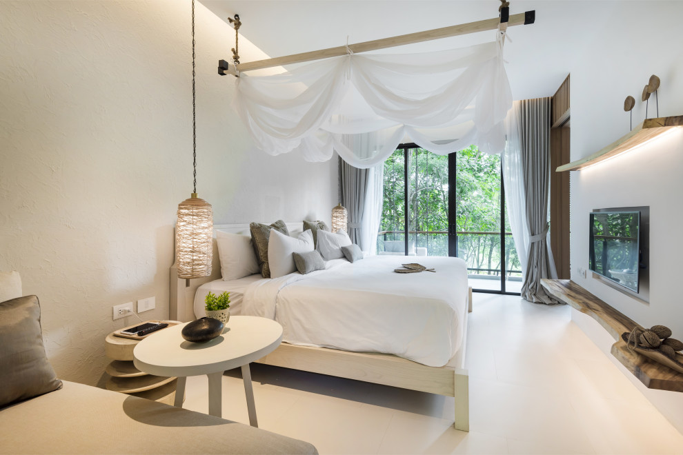 Mittelgroßes Modernes Schlafzimmer ohne Kamin mit beiger Wandfarbe, Keramikboden, Kaminumrandung aus Holz und beigem Boden in Sonstige
