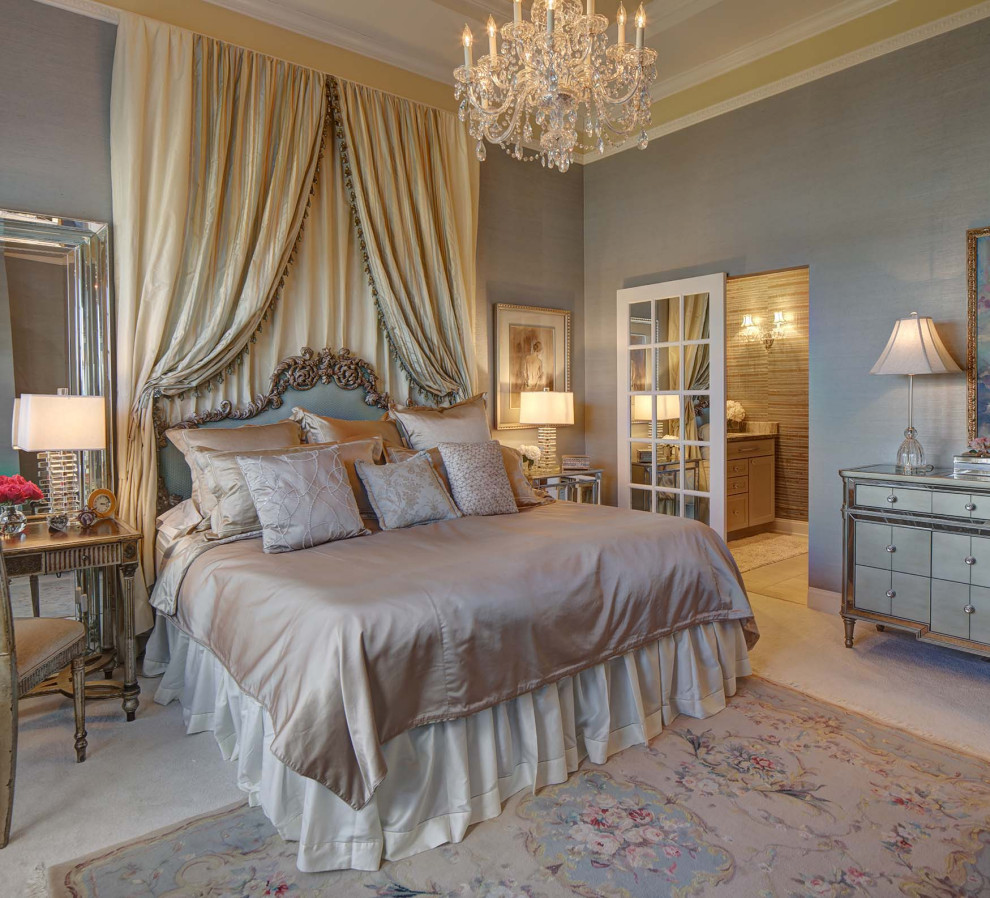 Ejemplo de dormitorio principal clásico renovado de tamaño medio con paredes azules, moqueta, chimenea de doble cara, suelo beige, bandeja y papel pintado