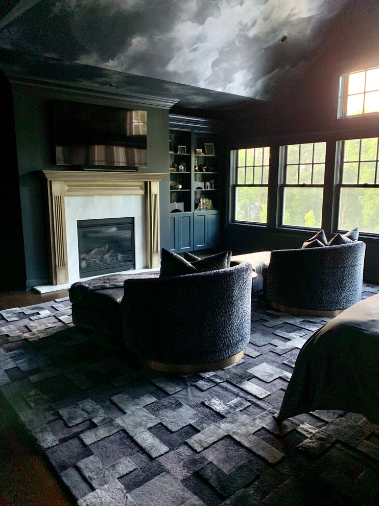 Geräumiges Modernes Hauptschlafzimmer mit schwarzer Wandfarbe, Teppichboden, Kamin, Kaminumrandung aus Stein und grauem Boden in New York