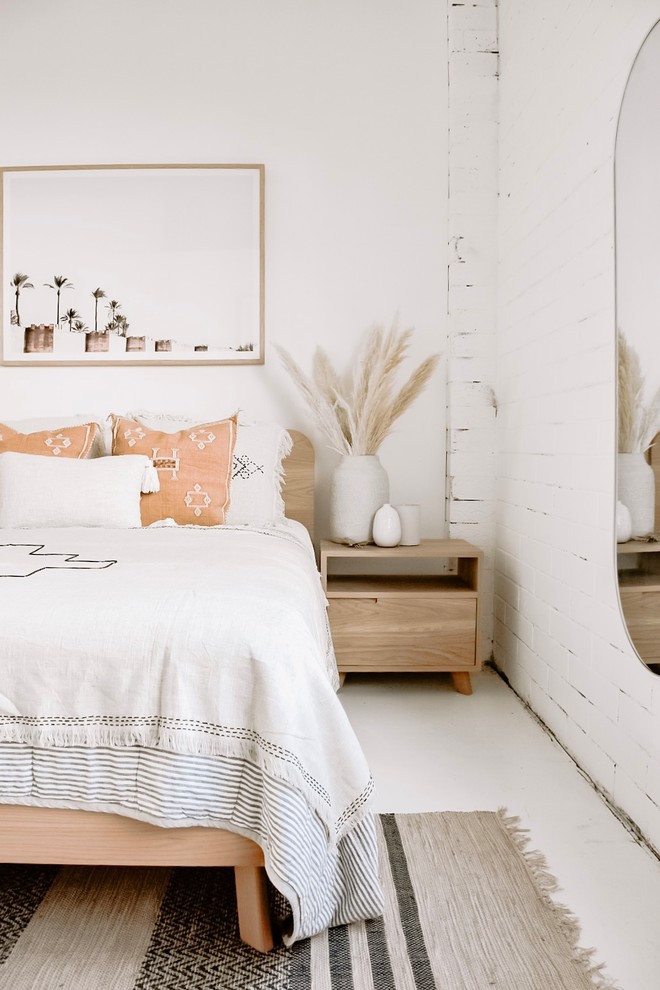 Стильный дизайн: большая спальня в средиземноморском стиле с белыми стенами и белым полом - последний тренд