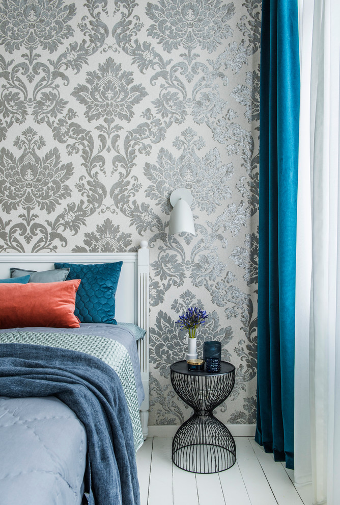 ブリュッセルにある中くらいなエクレクティックスタイルのおしゃれな客用寝室 (白い壁、淡色無垢フローリング、白い床) のインテリア