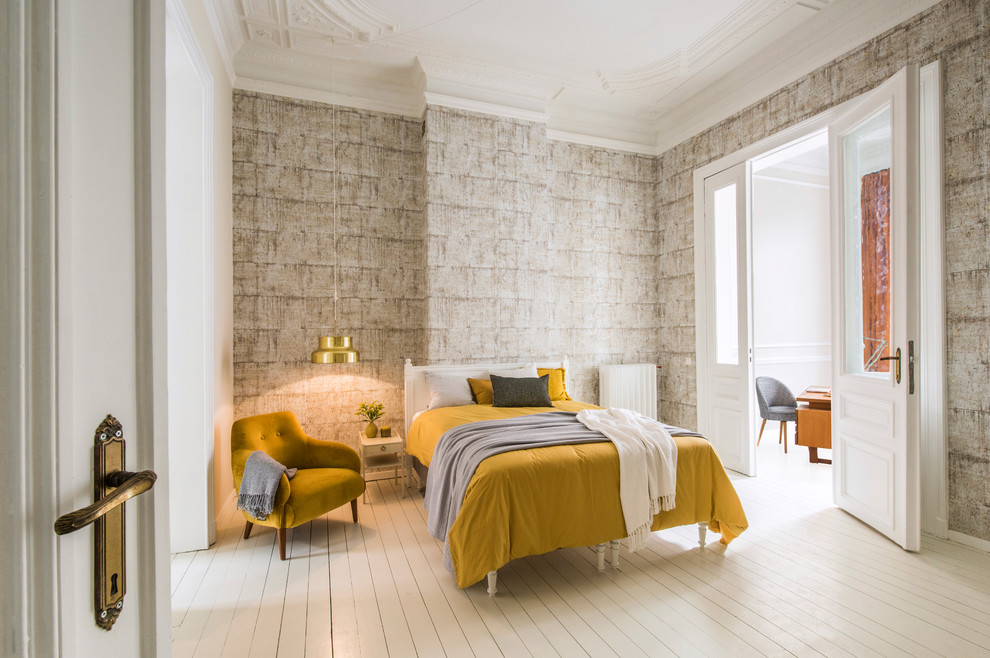 Стильный дизайн: большая гостевая спальня (комната для гостей) в стиле фьюжн с бежевыми стенами, светлым паркетным полом и белым полом - последний тренд