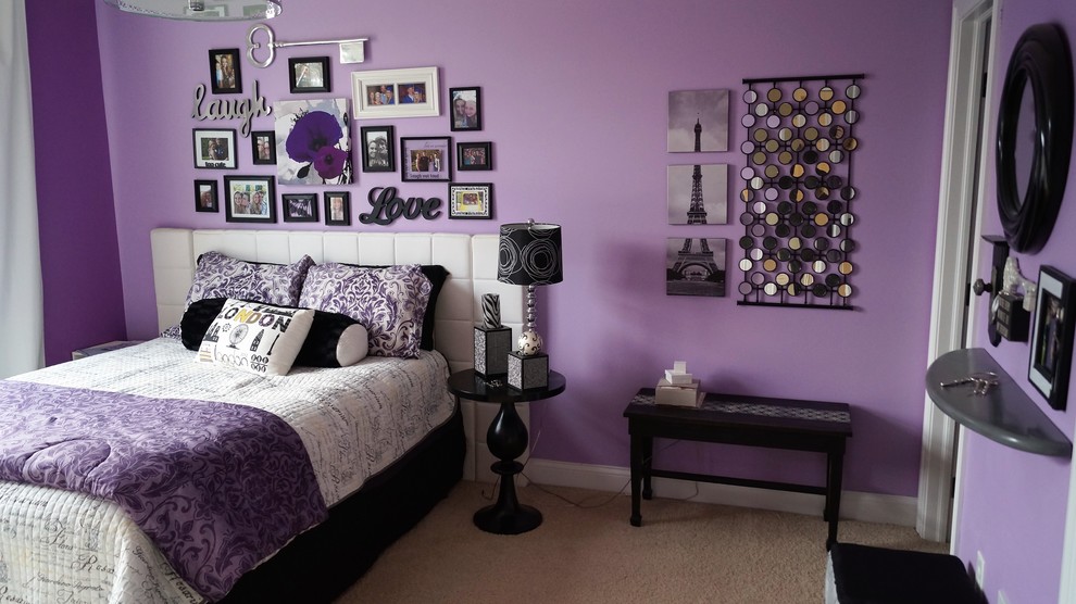 Идея дизайна: гостевая спальня (комната для гостей) в стиле неоклассика (современная классика) с фиолетовыми стенами, ковровым покрытием и бежевым полом