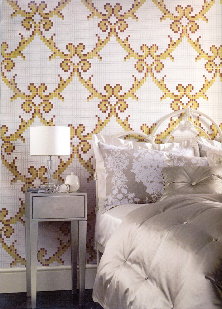Idee per una camera matrimoniale chic con pareti beige e parquet scuro