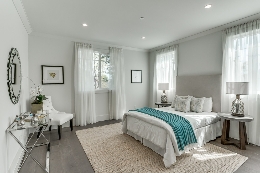 Источник вдохновения для домашнего уюта: большая спальня в современном стиле с белыми стенами, паркетным полом среднего тона и коричневым полом