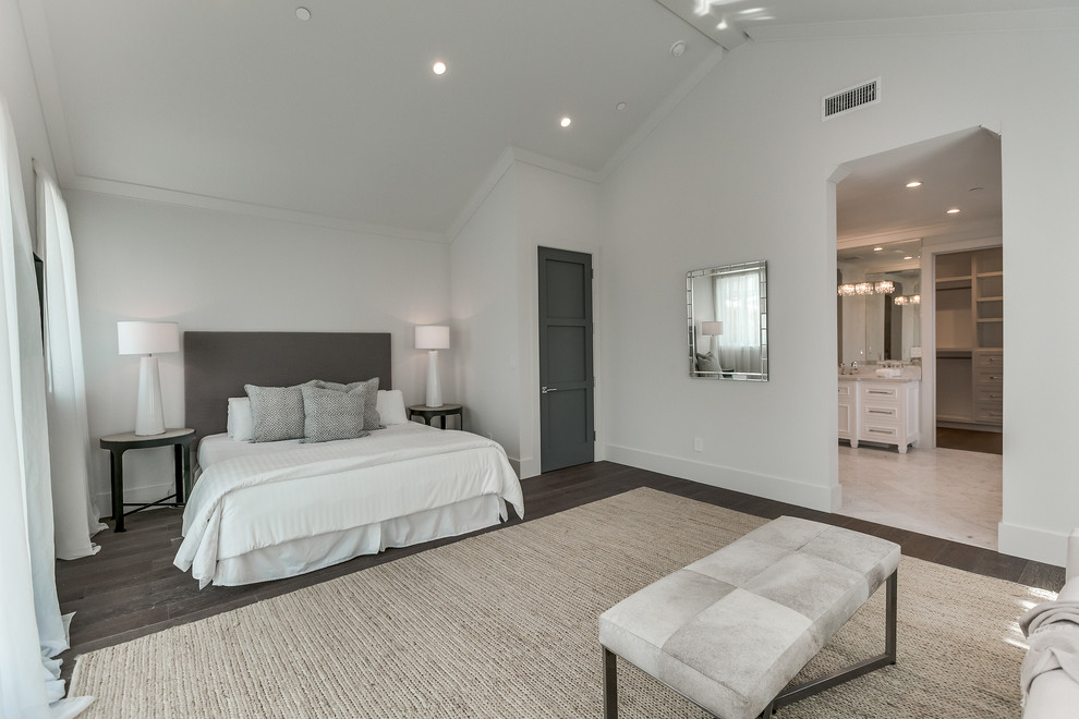 Пример оригинального дизайна: большая хозяйская спальня в современном стиле с белыми стенами, паркетным полом среднего тона и коричневым полом