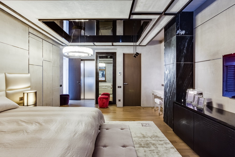 Idee per una camera matrimoniale design con pareti beige, pavimento in legno massello medio e pavimento marrone
