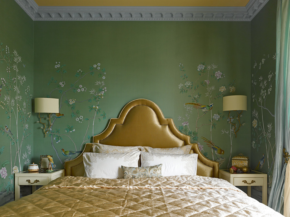 Asiatisches Hauptschlafzimmer mit grüner Wandfarbe in Moskau