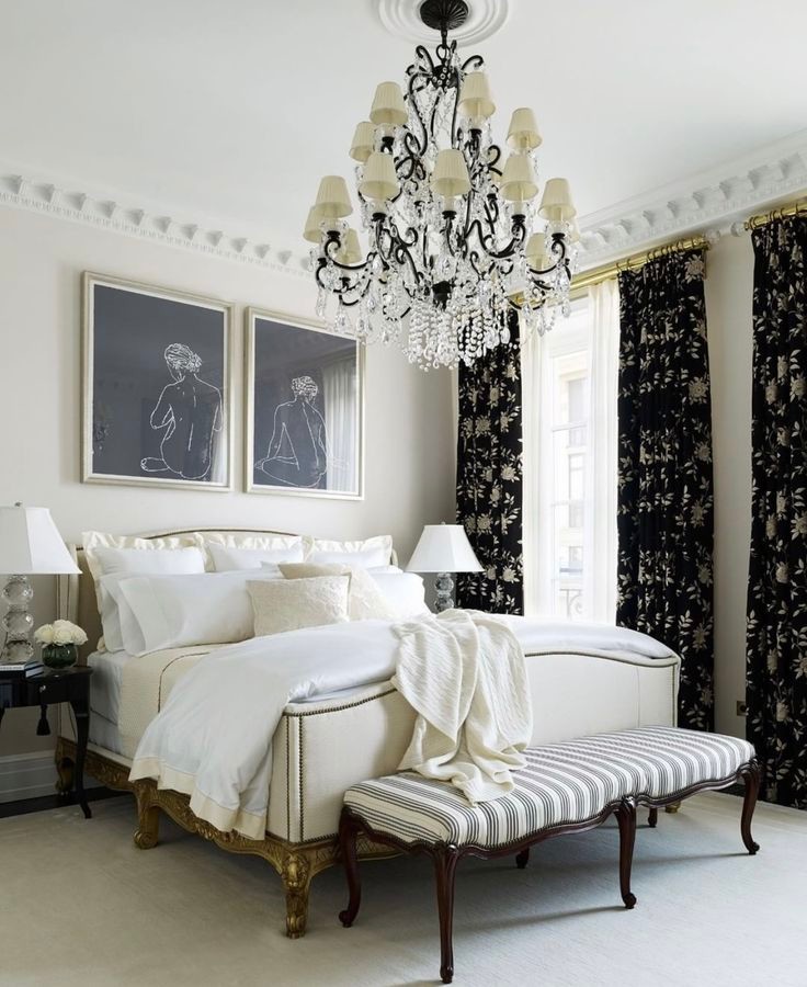 Immagine di una camera matrimoniale chic con pareti bianche, moquette e pavimento beige