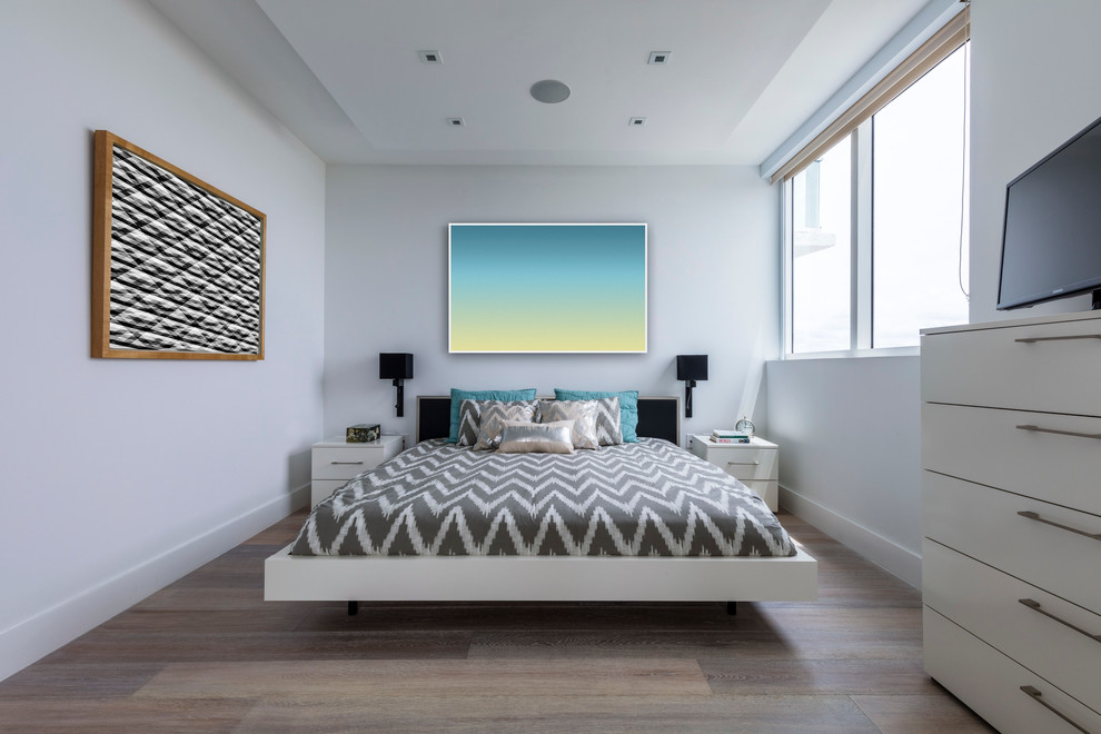 Modernes Schlafzimmer mit hellem Holzboden in Miami