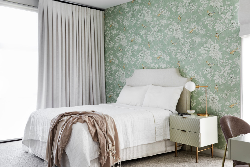Источник вдохновения для домашнего уюта: спальня среднего размера в стиле неоклассика (современная классика) с ковровым покрытием, зелеными стенами и бежевым полом
