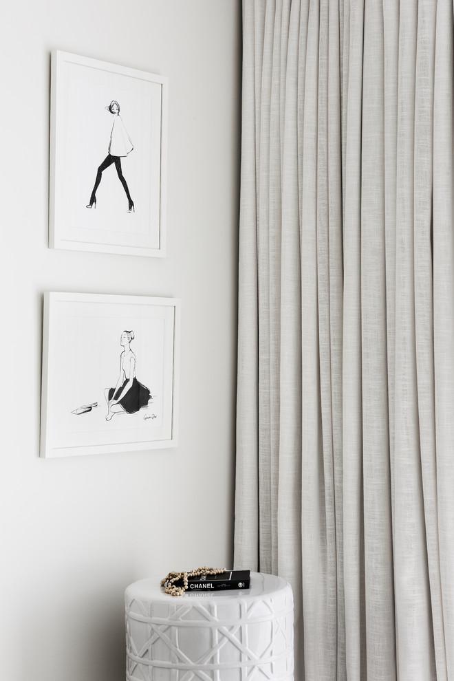 Свежая идея для дизайна: спальня среднего размера в современном стиле с ковровым покрытием и серым полом - отличное фото интерьера