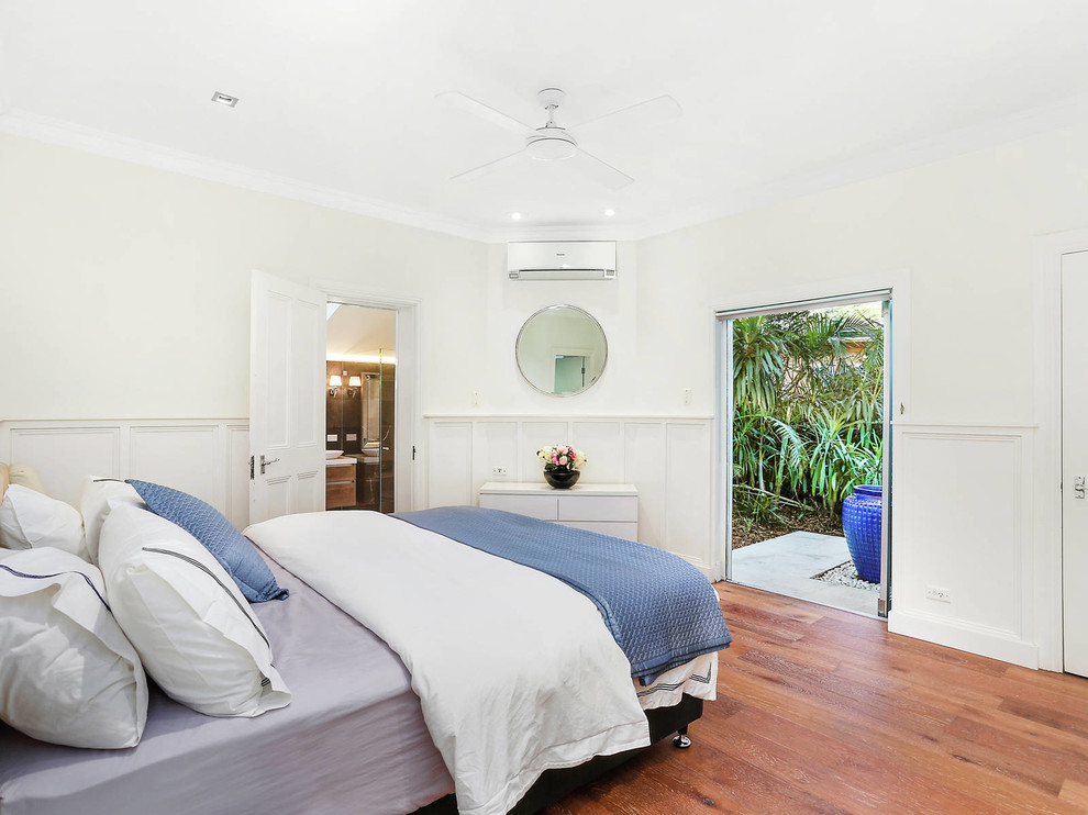 Großes Modernes Gästezimmer mit weißer Wandfarbe und hellem Holzboden in Sydney