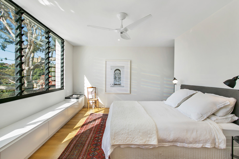 シドニーにあるコンテンポラリースタイルのおしゃれな主寝室 (白い壁、淡色無垢フローリング、ベージュの床)