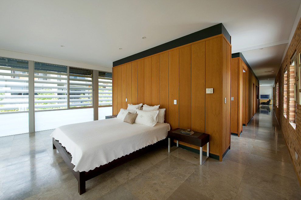 Exemple d'une grande chambre tendance avec sol en béton ciré.