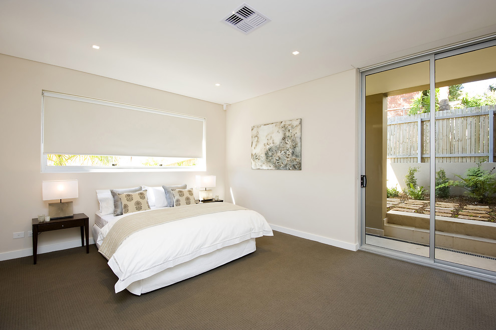 Modelo de habitación de invitados contemporánea con paredes blancas, moqueta y suelo marrón