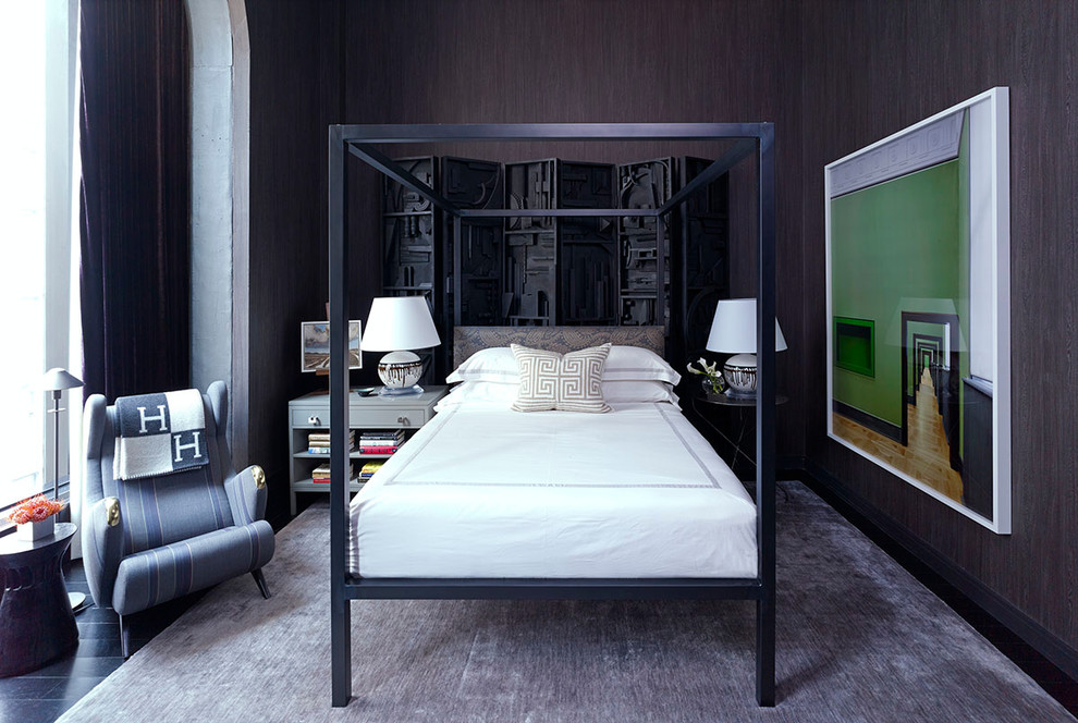 На фото: хозяйская спальня в современном стиле с коричневыми стенами и темным паркетным полом без камина