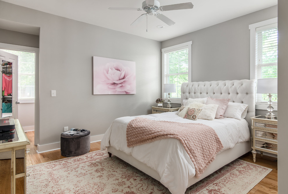 Kleines Uriges Hauptschlafzimmer mit grauer Wandfarbe und hellem Holzboden in Nashville