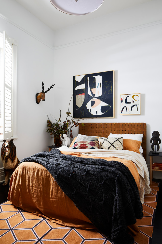 Свежая идея для дизайна: гостевая спальня (комната для гостей) в современном стиле с белыми стенами и черным полом - отличное фото интерьера